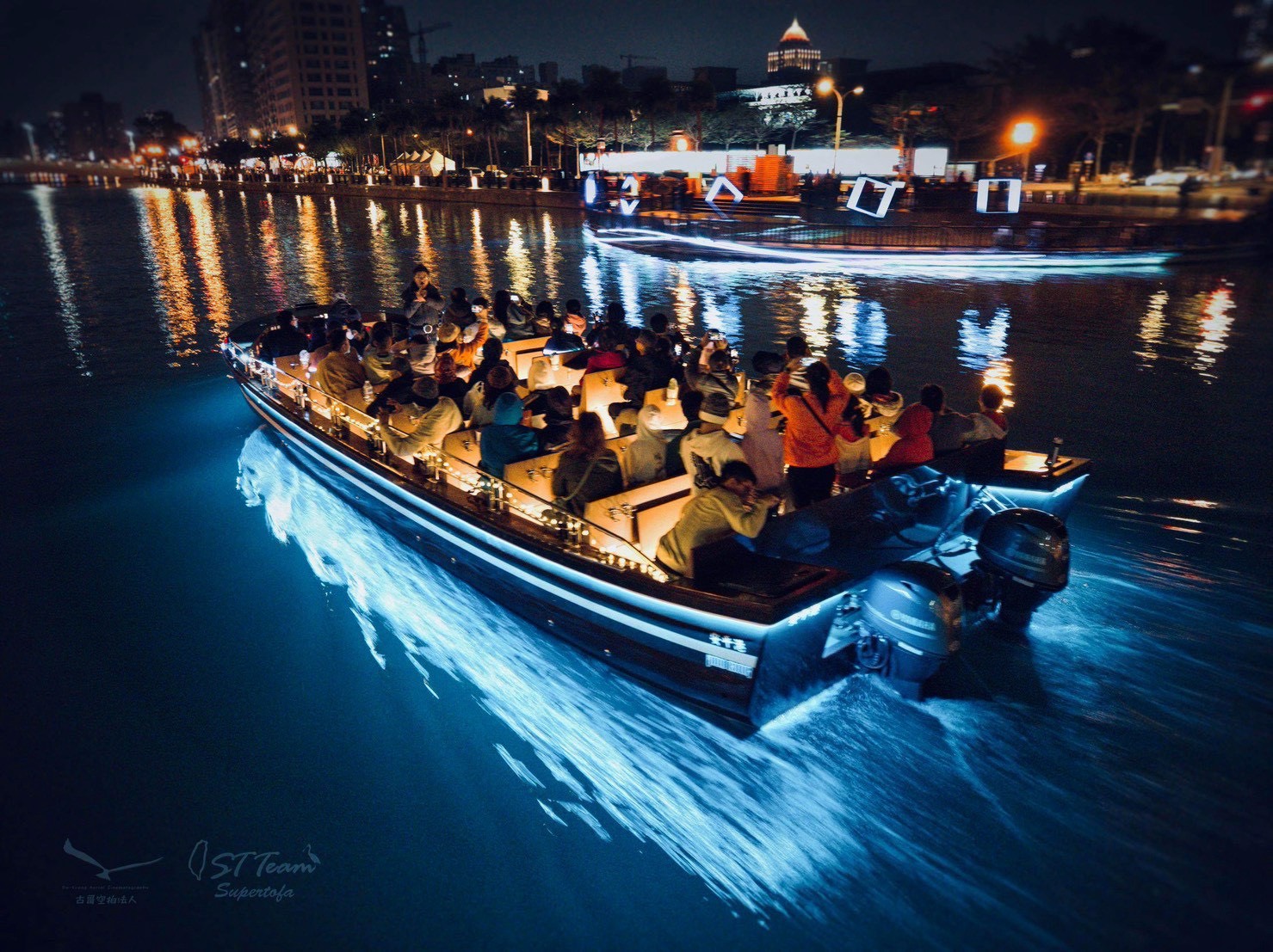 夜間金色航線遊港